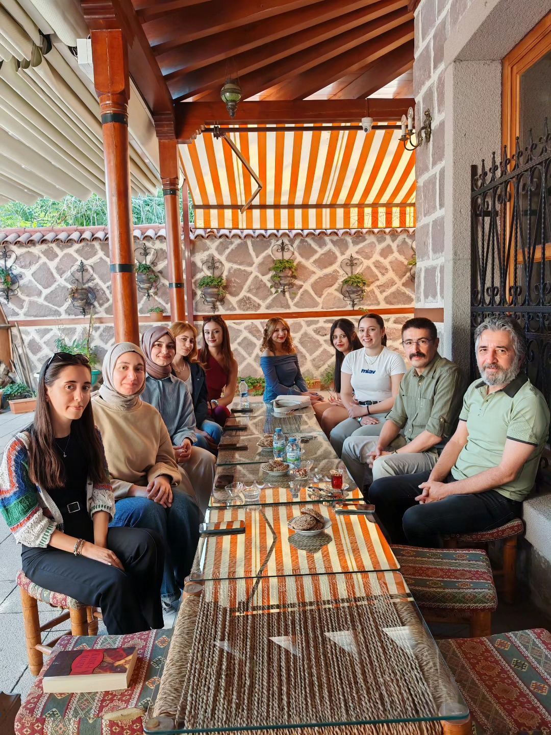 Kıymetli sanatçımız Ali Kınık, vakfımızda gençlerimizle keyifli bir muhabbet gerçekleştirdi.